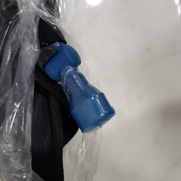 ADURO SPORT HYDRO-PRO 2L (67 oz) Hydration Backpack!! - Picture 4 of 9